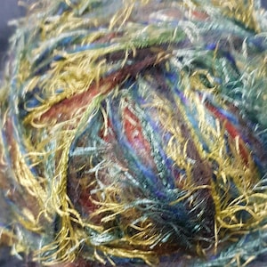 Lana, mezcla de hilos de diseño, como patrones, verde-amarillo-multicolor/con flecos y charmeuse, p. ej. para accesorios, suéteres, tops, bobinado a mano, lana vintage