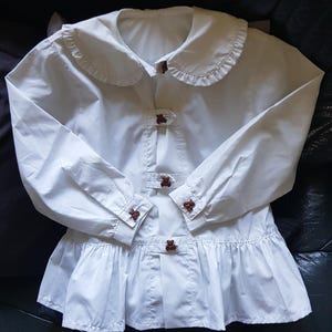 Wyprzedaż 30% Whoopi, bluzka, szeroka tunika, DUŻA, kołnierzyk, biała, guziki w kształcie misia, detale z falbanką, poliester z bawełną, DZIECIĘCA, dziewczęca, vintage