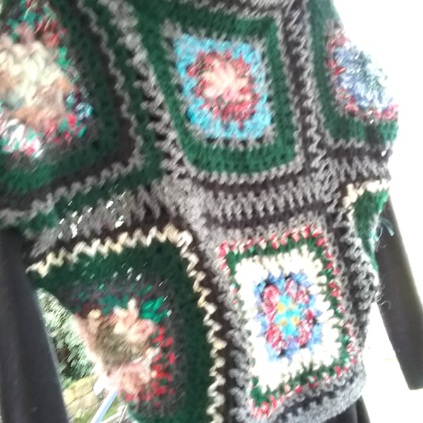 Jacke, Häkelweste, Pullunder, handgefertigt, Granny Square, Patchwork, Hippie- Look, schwarz-grau-grün-bunt, Maßangabe, Vintage-Art