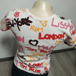 Sale 30% T-Shirt, short sleeve, all-over city graphics, white + brown with pink-orange-yellow, girls-women, Tom Tailor, vintage