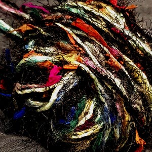 Wełna, mieszanka włóczek designerskich, włóczka akcentowa/włóczka efektowa/Papyrus Live, czarne/kolorowe nici, frędzle, Vrillè, owinięte ręcznie, wełna vintage