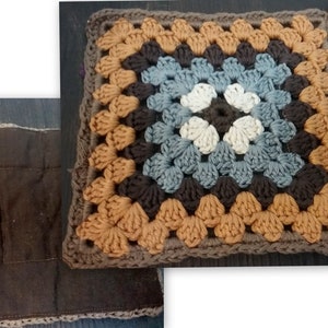 Puede incluir: Un cuadrado de ganchillo marrón, beige y azul con un respaldo de tela marrón. El cuadrado de ganchillo tiene un patrón de granny square.