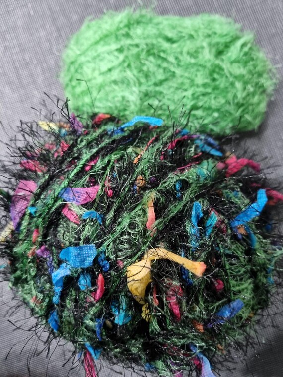 Wolle, Designer-Garn-Mix, Akzente setzen/Effektgarn/ extraweich, Papyrus- Live, schwarz/bunt, grüne Fransen, handgewickelt, Vintage-Wolle