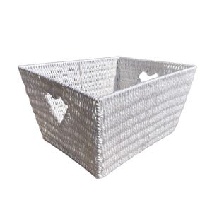Puede incluir: Una cesta de almacenamiento rectangular de color blanco con una superficie tejida y texturizada, que incluye dos asas laterales integradas con forma de corazón. La cesta presenta un diseño cónico con una abertura superior más ancha y base.