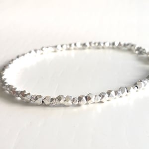 Pulseira de prata Nugget, pulseira de prata bruta áspera, delicada pulseira de prata, pulseira de prata para mulheres, pulseira de contas facetadas, pulseira de prata masculina