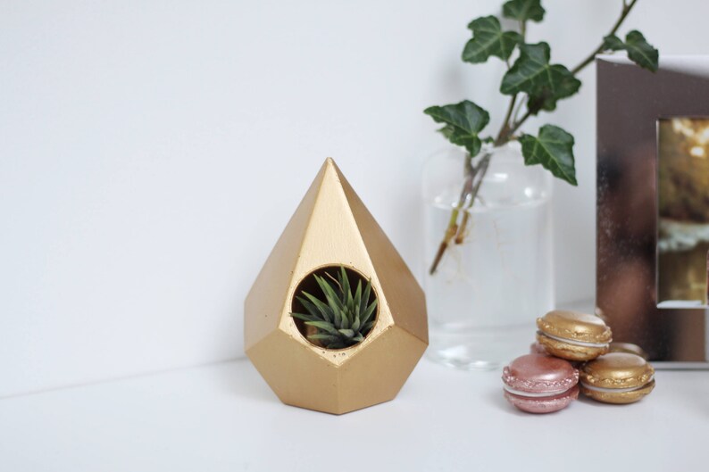 TEARDROP Concrete Planter