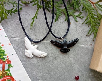 Pendentif oiseau blanc et noir, breloque colombe, collier amour pour couple, cadeau pour couple, collier paix peint, bijoux de couple, collier bohème tribal