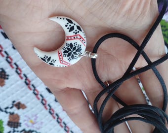 Collier croissant de lune, bijou ukrainien peint, pendentif lune orné de motifs ukrainiens, cadeau ukrainien, collier délicat, ras-de-cou lune.