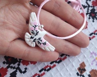 Halskette mit weißer Taube, Anhänger mit bemaltem Vogel, ukrainische Halskette, Tier-Halskette, Taubenanhänger, Vogel-Charm, Friedenskette, Halskette mit rosa Blume