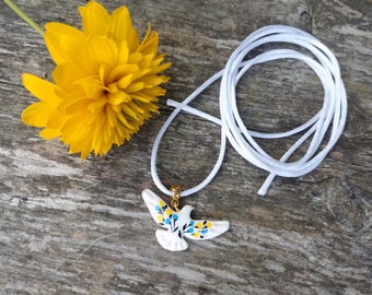 Ukrainische Halskette, Taubenkette, Ukrainisches Geschenk, Friedensanhänger, Halskette mit bemalter Blume, Vogelkette, Taubenanhänger, Ethno-Schmuck, Blumenschmuck