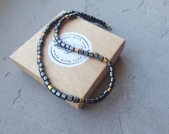Collier ras du cou en hématite pour homme, style minimaliste et brutaliste, orné de perles. Bijou en pierre précieuse pour homme, collier de protection, cadeau pour mari.
