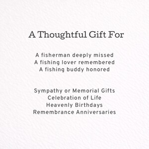 Pu&ograve; includere: Sfondo bianco con testo nero. Il testo recita "A Thoughtful Gift For." Sotto, elenca: "A fisherman deeply missed, A fishing lover remembered, A fishing buddy honored." Pi&ugrave; in basso, elenca: "Sympathy or Memorial Gifts, Celebration of Life, Heavenly Birthdays, Remembrance Anniversaries."