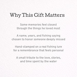 Pu&ograve; includere: Testo su sfondo bianco: "Perch&eacute; questo regalo &egrave; importante". Il testo spiega il significato del regalo: ricordi, un nome e anni, un detto di pesca, un'esca da pesca timbrata a mano e un omaggio all'amore e alle storie.