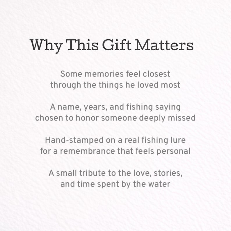 Pu&ograve; includere: Testo su sfondo bianco: "Perch&eacute; questo regalo &egrave; importante". Il testo spiega il significato del regalo: ricordi, un nome e anni, un detto di pesca, un'esca da pesca timbrata a mano e un omaggio all'amore e alle storie.