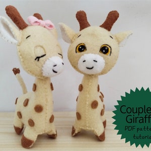 Könnte beinhalten: Zwei Stoffgiraffen aus Filz mit braunen Punkten. Die Giraffen stehen auf einer Holzoberfläche. Der Text "Couple of Giraffes PDF pattern & tutorial" befindet sich auf einem grünen Stern.
