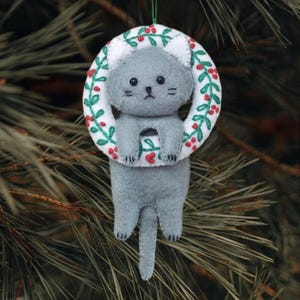 Felt Cat in Christmas Wreath PDF pattern and tutorial