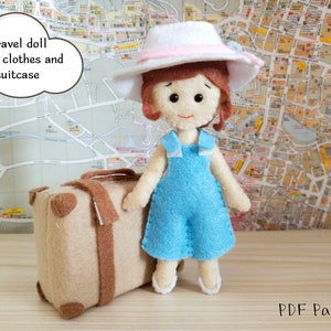 Muñeca de fieltro, patrón PDF y tutorial Muñeca de fieltro viajera con ropa y maleta