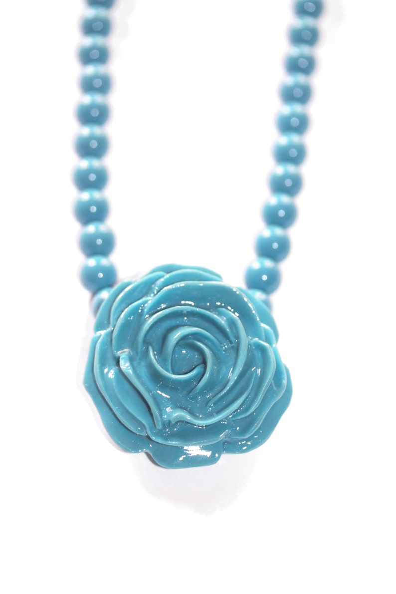 Vintage beaded necklace from the 1980s with a blue flower