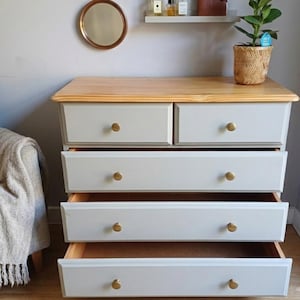 Cômoda de pinho reciclado, penteadeira neutra em tom de bege acinzentado, puxadores de latão, pintura Frenchic Lazy Range.