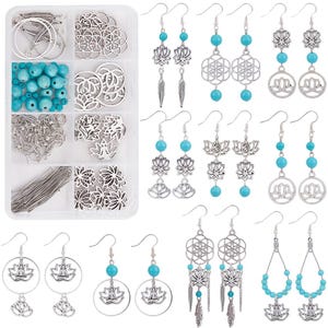 Può includere: Una collezione di orecchini argentati con perline turchesi e design a fiori di loto. Gli orecchini variano in stile, inclusi orecchini pendenti, orecchini a cerchio e orecchini con dettagli di piume. Una scatola trasparente in plastica contiene componenti.