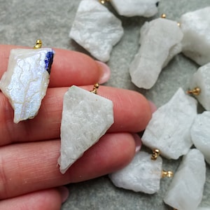 Pendentif en cristal de pierre de lune naturelle brute à 20 %, résultat en laiton doré, collier en pierre brute de forme libre, collier de pierres précieuses, pendentif pépite