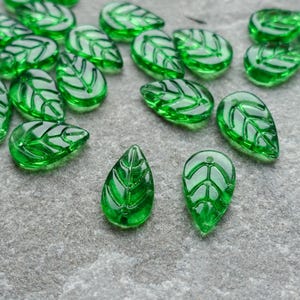 Perline di vetro ceco a forma di foglia verde da 18 mm, perline di vetro vegetale, forniture artigianali nel Regno Unito