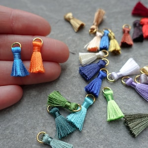 20 mm Colori misti Piccoli carini Nappe con ciondolo Mala con anelli di fissaggio, ideali per orecchini, ciondoli, braccialetti, portachiavi fai da te