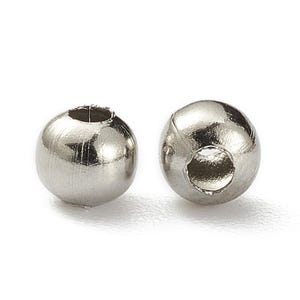 Peut inclure: Deux perles m&eacute;talliques argent&eacute;es brillantes avec une finition bross&eacute;e. Chaque perle est sph&eacute;rique avec un trou perc&eacute;. Ces perles sont probablement utilis&eacute;es pour la fabrication de bijoux ou d'autres travaux manuels.