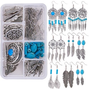 Puede incluir: Un organizador de plástico transparente lleno de componentes plateados para hacer joyas, que incluyen dijes de plumas, ganchos para aretes y cuentas turquesas. También se muestran varios pares de aretes de estilo bohemio con detalles turquesas y colgantes de plumas.