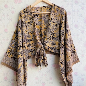 Top met klokmouwen: blouse in boho-stijl uit de jaren 70