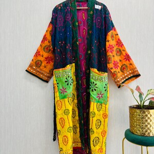 Kimono Phulkari multicolore: giacca lunga ricamata con applicazioni, accappatoio da spiaggia boho per lei