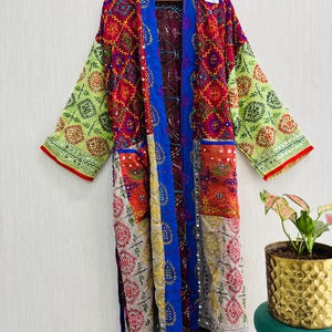 Kimono Phulkari indio, chaqueta larga multicolor con parches de hilo bordados para hombre.