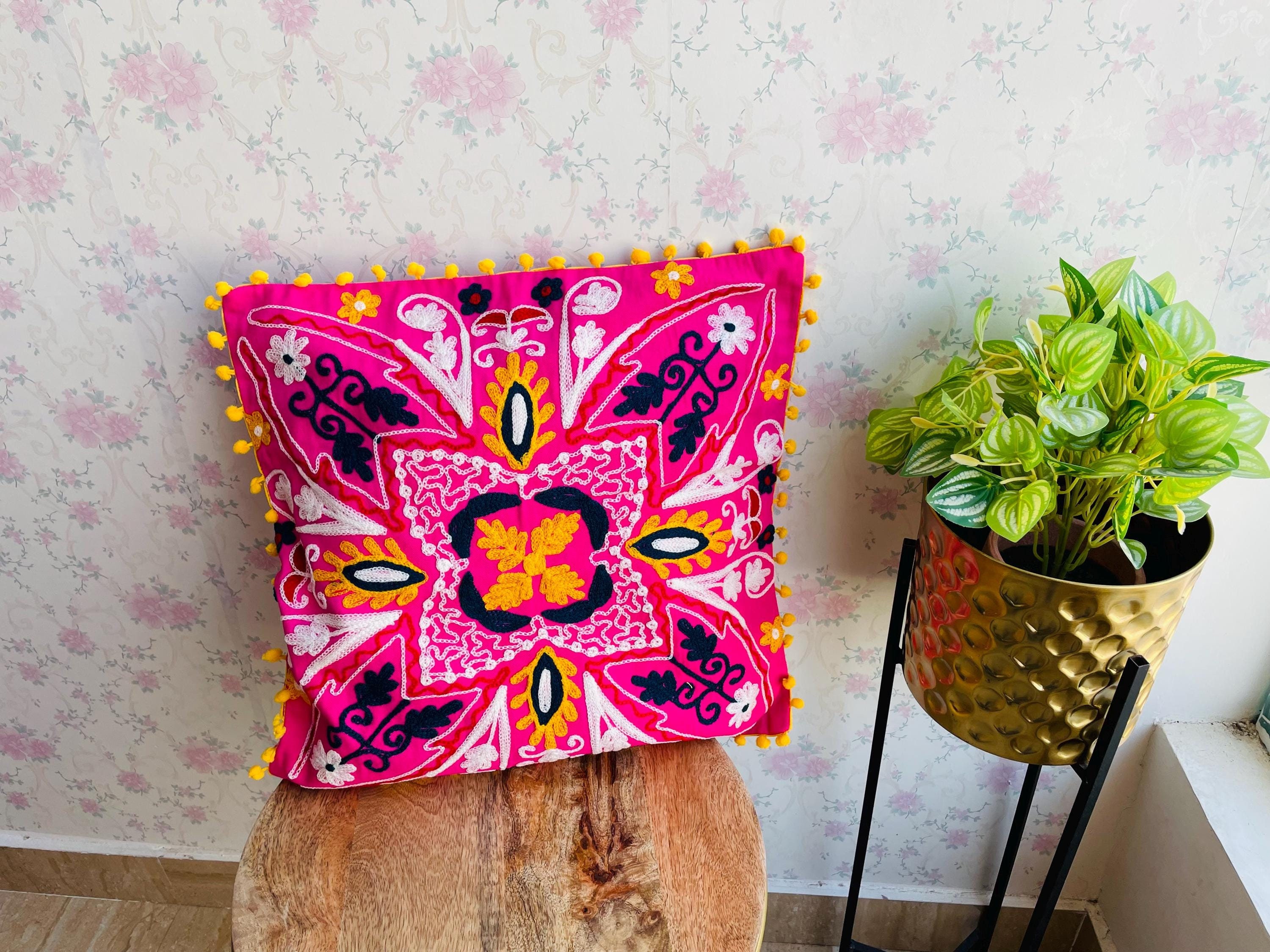 Embroidered Suzani Throw (222 x 146cm) Embroidered Suzani Throw (222 x 146cm)