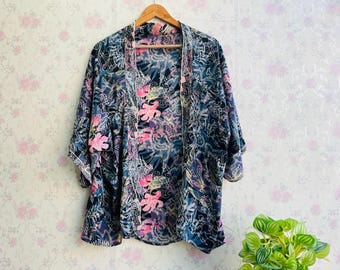 Gebloemde zijden kimonojas: boho stofdoekvest