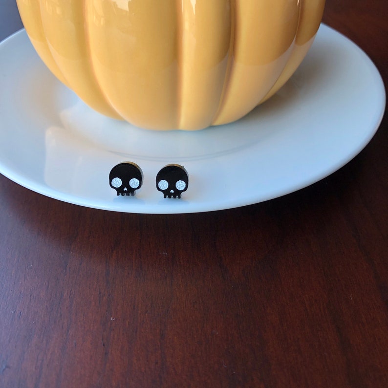 Skull Earring Studs, Skull Studs, Skull Jewelry, Skeleton Earrings, Halloween Stud Earrings, Acrylic Skull Earrings, Halloween Themed Studs Black