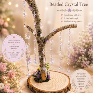 Puede incluir: Un &aacute;rbol en miniatura hecho de una rama natural con corteza, montado sobre una base circular de rodaja de madera. El &aacute;rbol presenta hilos colgantes de cuentas de cristal transparentes y moradas, una peque&ntilde;a puerta de madera y musgo verde.