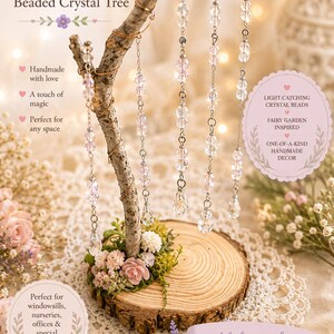 Puede incluir: Un &aacute;rbol de cristal con cuentas en miniatura que presenta una base de rama de madera natural adornada con cuentas de cristal rosas y transparentes en cadenas plateadas. La base est&aacute; decorada con peque&ntilde;as flores artificiales y musgo.