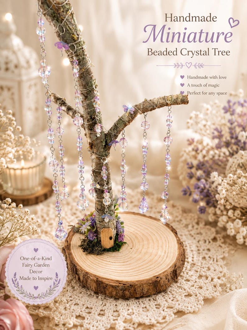 Puede incluir: Una escultura de &aacute;rbol en miniatura con una rama natural sobre una base de rodaja de madera. La rama est&aacute; decorada con alambre plateado y hebras colgantes de cuentas de cristal transparentes y moradas. Una peque&ntilde;a puerta de madera est&aacute; en la base.