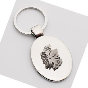 Schöne Zinn Karte von Schottland Design mit speziellen personalisierten gravierten Nachricht Schlüsselring in einer Geschenkbox präsentiert