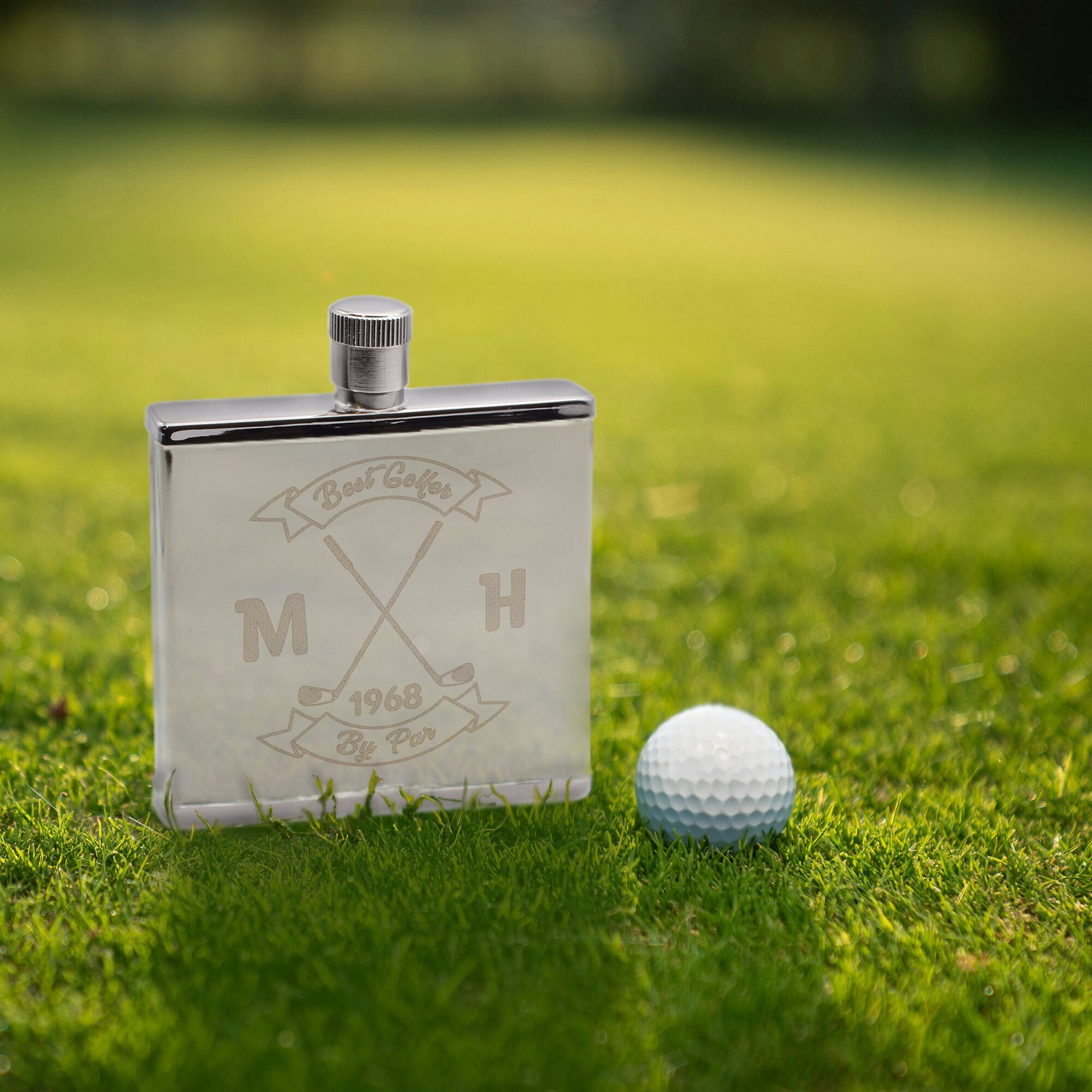 Petaca cuadrada fina de 56 ml (2 oz) con diseño de "Mejor golfista" personalizado con palos de par cruzados. Presentada en una caja de regalo.