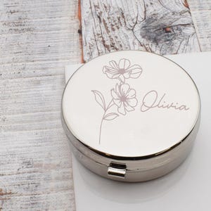 "Wunderschön gravierte Oktober-Geburtstagsblume mit personalisiertem Namen" Pillentopf mit Zwei Fächern & Handy Spiegel.