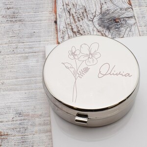 Wunderschön gravierte Geburtstagsblume Februar mit personalisiertem Namen | Pillentopf mit Zwei Fächern & Handy Spiegel.
