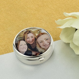 Pot à pilules personnalisé avec photo ou image avec deux compartiments et miroir pratique.