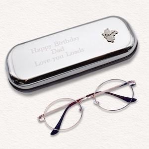 Zinn Karte von Devon Design mit gravierter personalisierter Nachricht verchromte Brillenetui Box