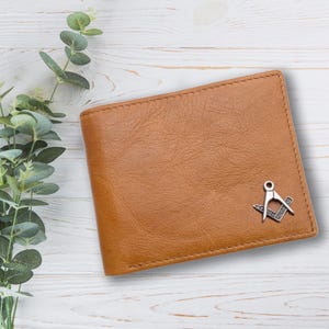 Cartera de cuero genuino color canela personalizada con diseño masónico sin G en peltre con caja de regalo grabada opcional