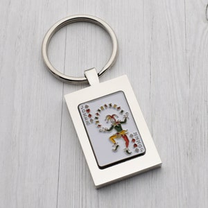 Prachtig gemaakt Joker-kaartontwerp met speciale gepersonaliseerde sleutelhanger met gegraveerde boodschap, gepresenteerd in fluwelen zakje