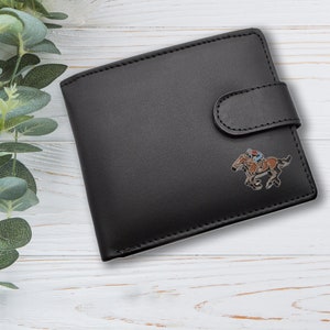 Carteira de couro genuíno preta com design personalizado de cavaleiro de corrida de cavalos e caixa de presente gravada opcional
