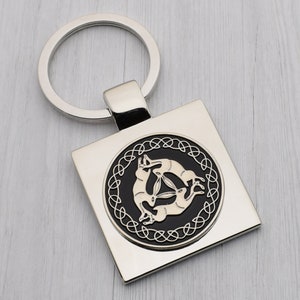 Stijlvol Triple Hare-ontwerp met speciale gepersonaliseerde sleutelring met gegraveerde boodschap, gepresenteerd in fluwelen zakje