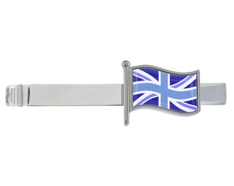 Pince à cravate argentée représentant le drapeau bleu du Royaume-Uni, présenté dans une boîte chromée personnalisée