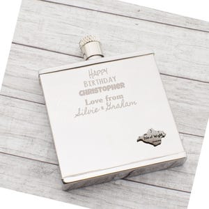 Petaca cuadrada fina de 2 oz, hecha en peltre, con diseño de mapa de la Isla de Wight. Personalizada con mensaje. Presentada en una caja de regalo.